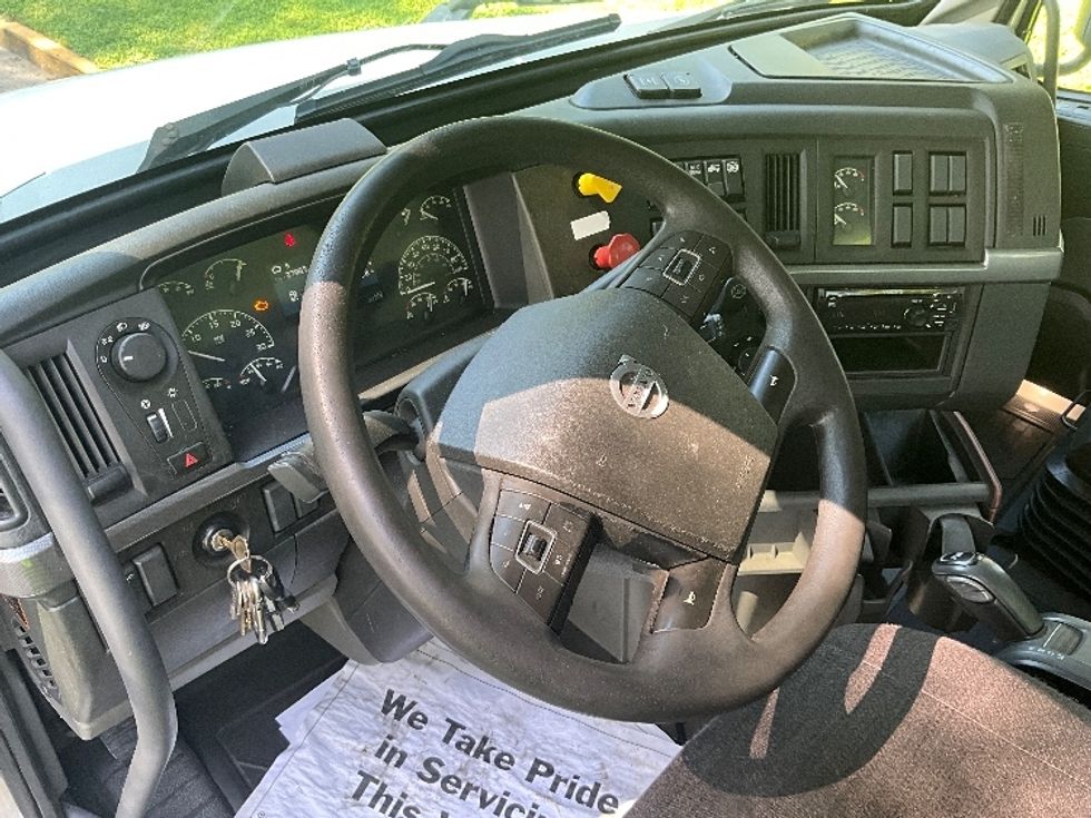 Day Cab Tractor-Heavy Duty Tractors-Volvo-2019-VNL64T300-Reading-PA-464,121\n\t\tmiles-$ 38,750 - Image 11