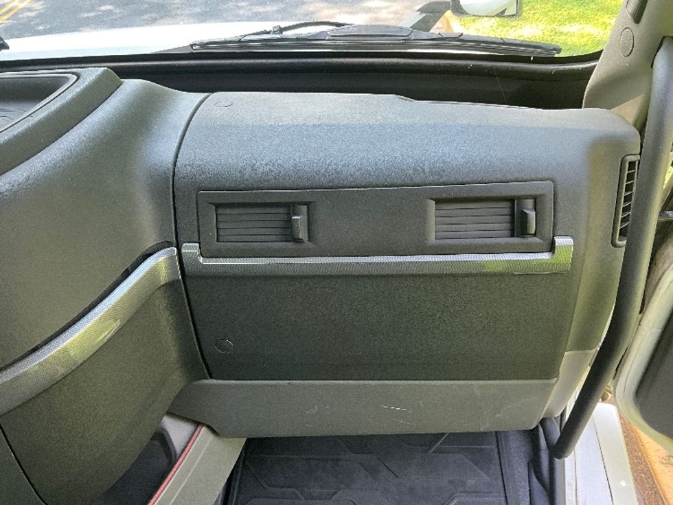 Day Cab Tractor-Heavy Duty Tractors-Volvo-2019-VNL64T300-Reading-PA-464,121\n\t\tmiles-$ 38,750 - Image 13