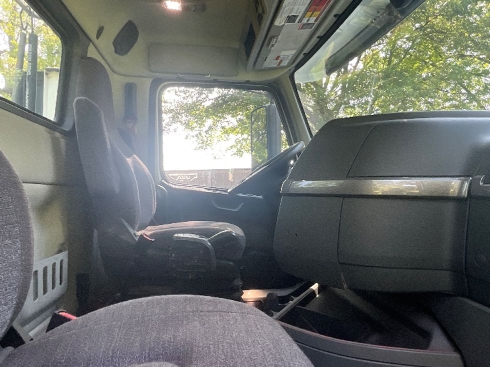 Day Cab Tractor-Heavy Duty Tractors-Volvo-2019-VNL64T300-Reading-PA-464,121\n\t\tmiles-$ 38,750 - Image 14