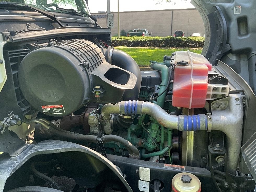 Day Cab Tractor-Heavy Duty Tractors-Volvo-2019-VNL64T300-Reading-PA-464,121\n\t\tmiles-$ 38,750 - Image 15
