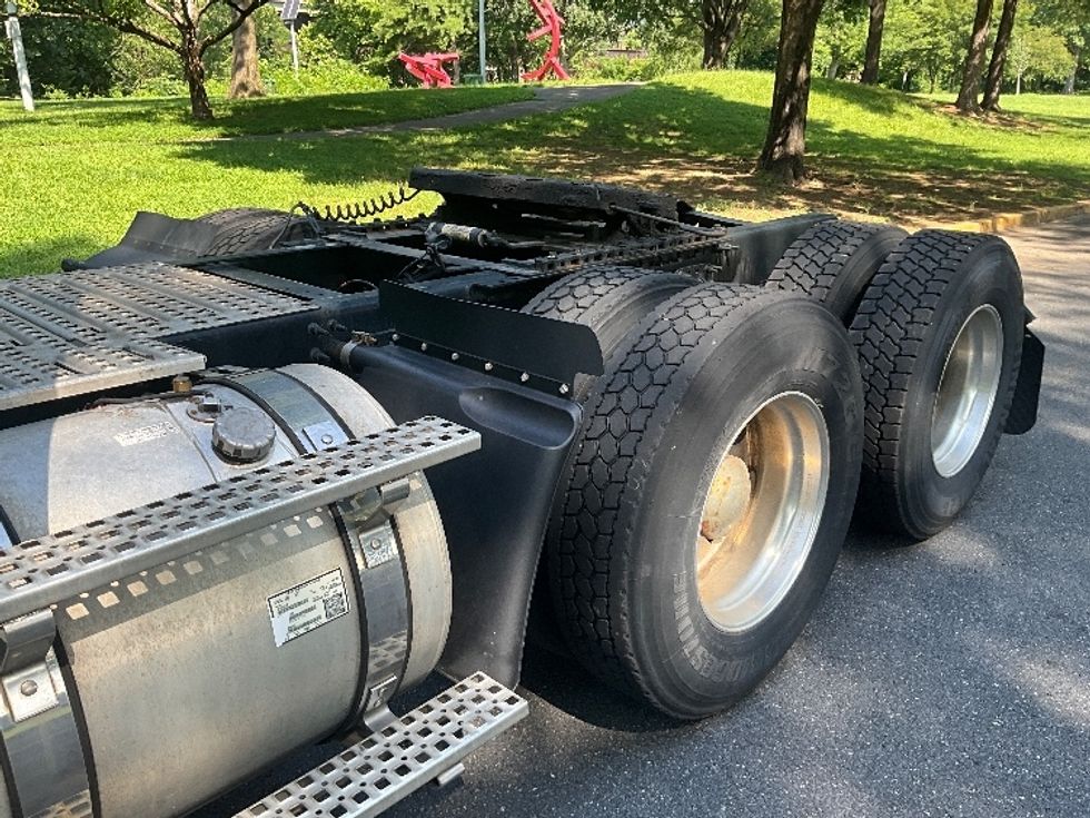 Day Cab Tractor-Heavy Duty Tractors-Volvo-2019-VNL64T300-Reading-PA-464,121\n\t\tmiles-$ 38,750 - Image 17