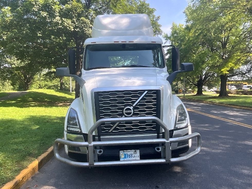 Day Cab Tractor-Heavy Duty Tractors-Volvo-2019-VNL64T300-Reading-PA-464,121\n\t\tmiles-$ 38,750 - Image 2