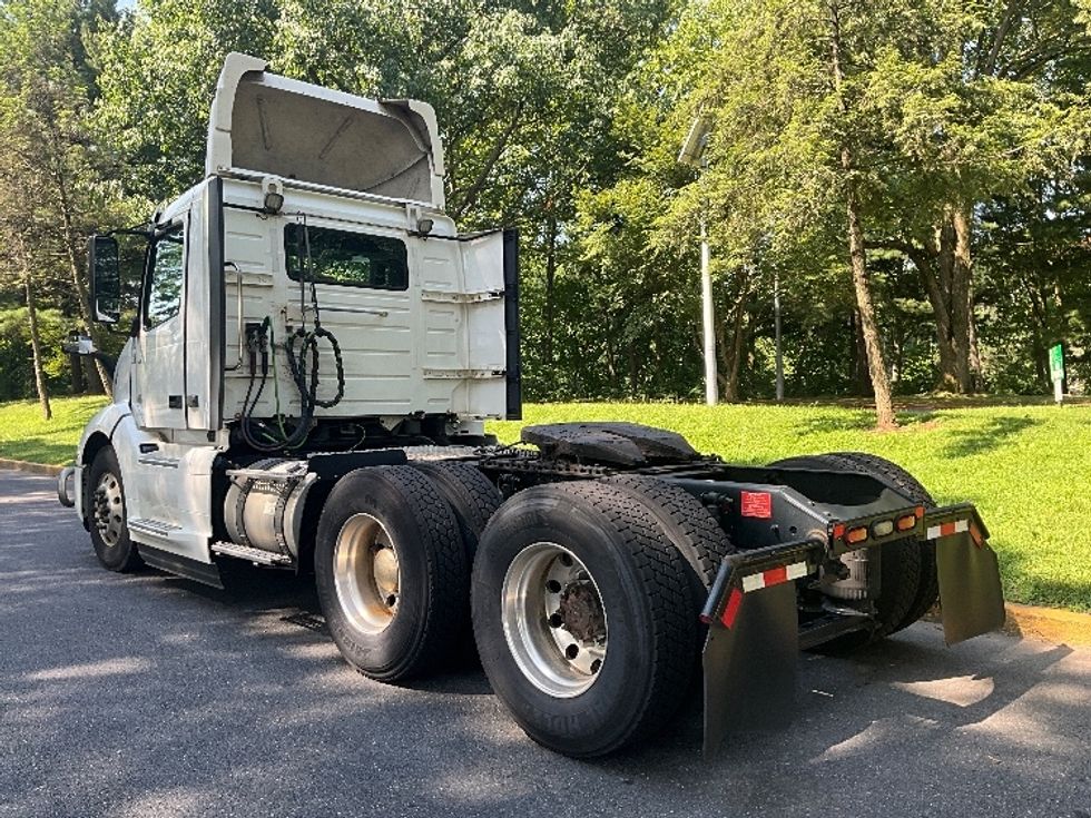 Day Cab Tractor-Heavy Duty Tractors-Volvo-2019-VNL64T300-Reading-PA-464,121\n\t\tmiles-$ 38,750 - Image 5