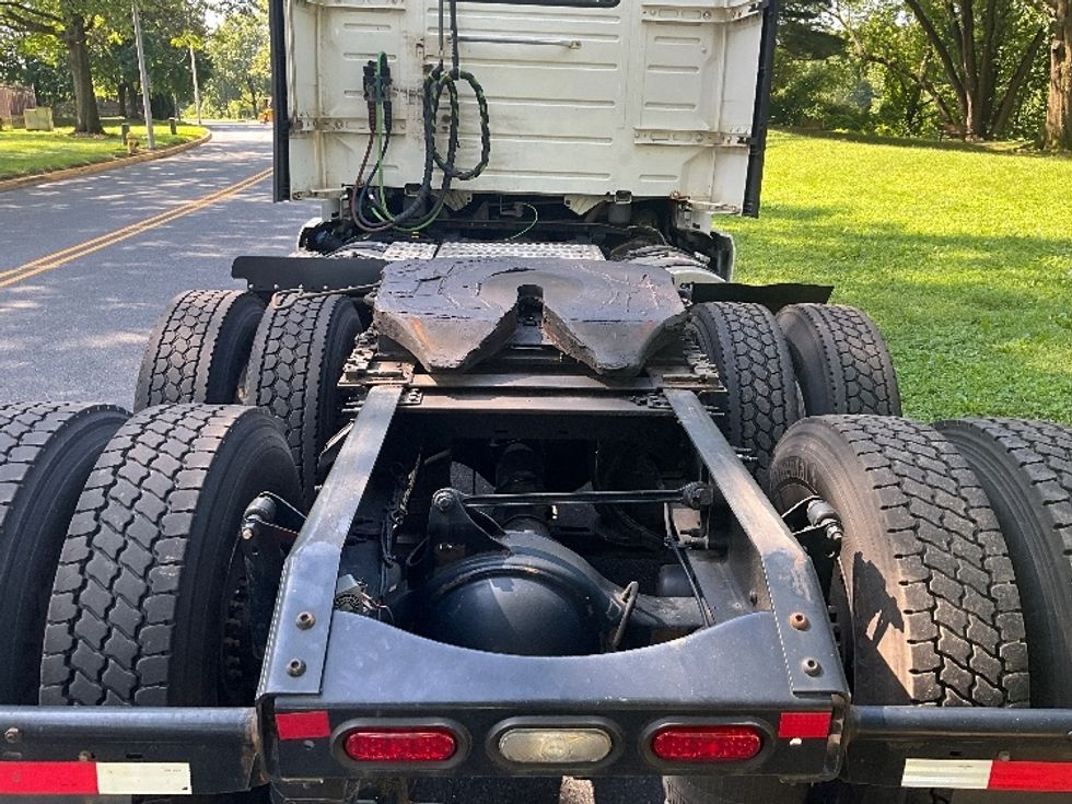 Day Cab Tractor-Heavy Duty Tractors-Volvo-2019-VNL64T300-Reading-PA-464,121\n\t\tmiles-$ 38,750 - Image 6