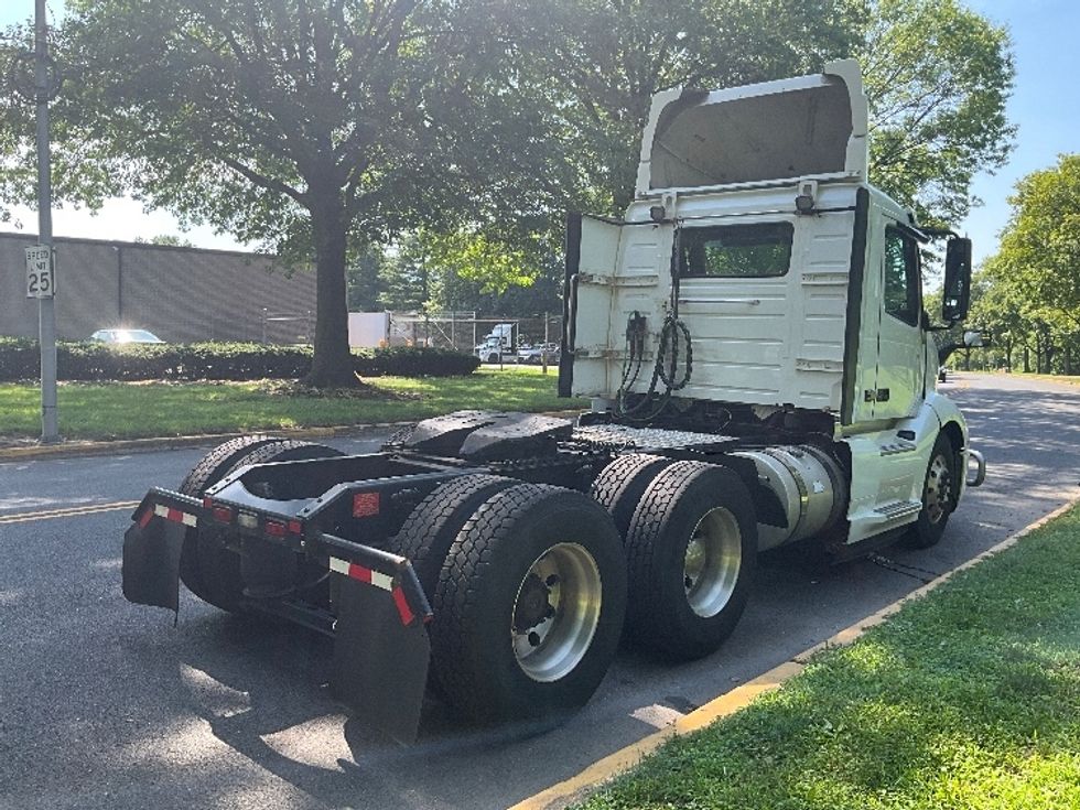 Day Cab Tractor-Heavy Duty Tractors-Volvo-2019-VNL64T300-Reading-PA-464,121\n\t\tmiles-$ 38,750 - Image 7