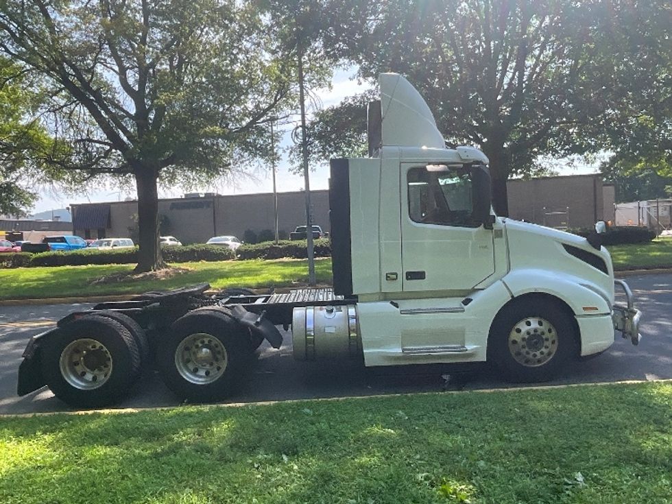 Day Cab Tractor-Heavy Duty Tractors-Volvo-2019-VNL64T300-Reading-PA-464,121\n\t\tmiles-$ 38,750 - Image 8