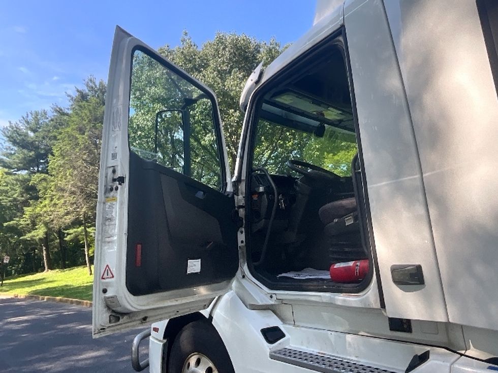 Day Cab Tractor-Heavy Duty Tractors-Volvo-2019-VNL64T300-Reading-PA-464,121\n\t\tmiles-$ 38,750 - Image 9