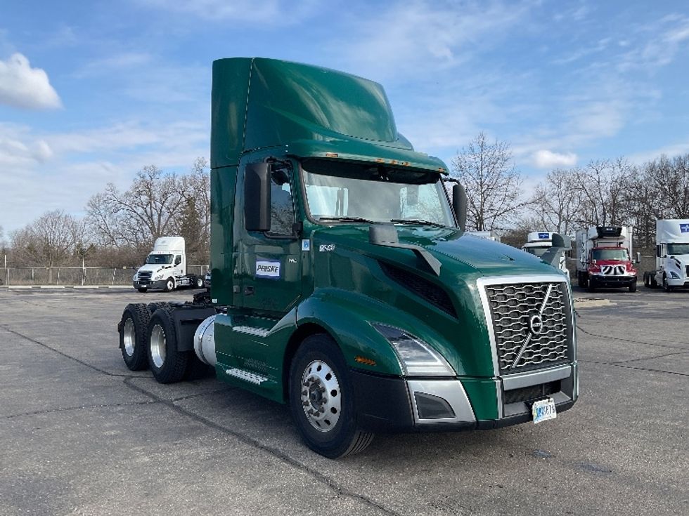 Day Cab Tractor-Heavy Duty Tractors-Volvo-2019-VNL64T300-Romulus-MI-336,791\n\t\tmiles-$ 44,250 - Image 1