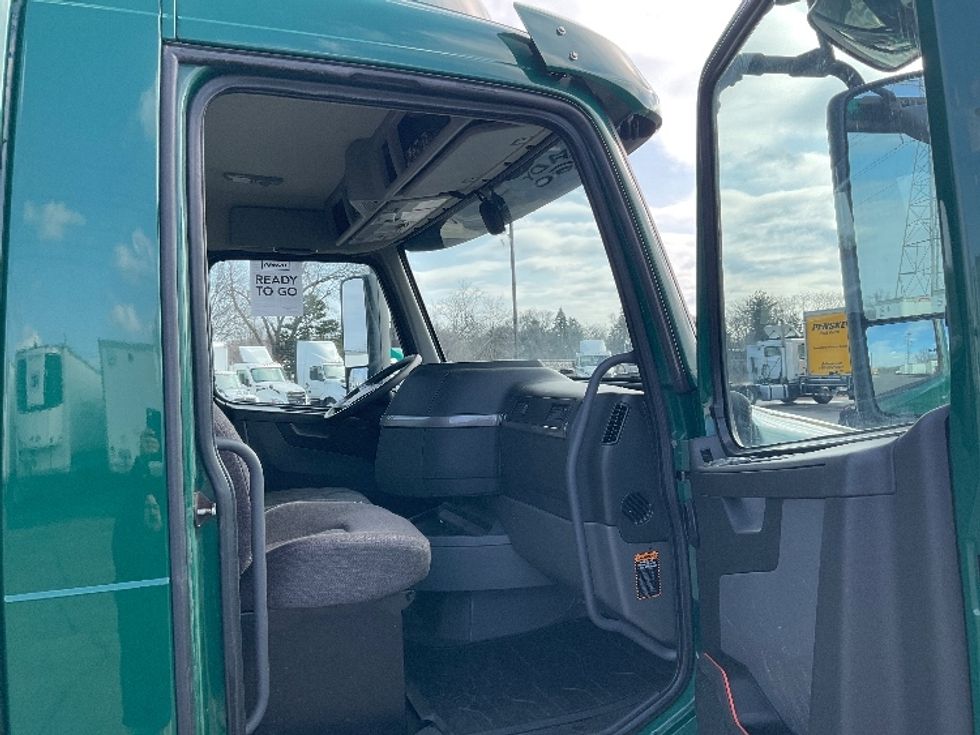 Day Cab Tractor-Heavy Duty Tractors-Volvo-2019-VNL64T300-Romulus-MI-336,791\n\t\tmiles-$ 44,250 - Image 12