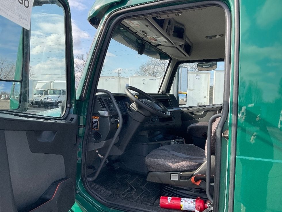 Day Cab Tractor-Heavy Duty Tractors-Volvo-2019-VNL64T300-Romulus-MI-336,791\n\t\tmiles-$ 44,250 - Image 9