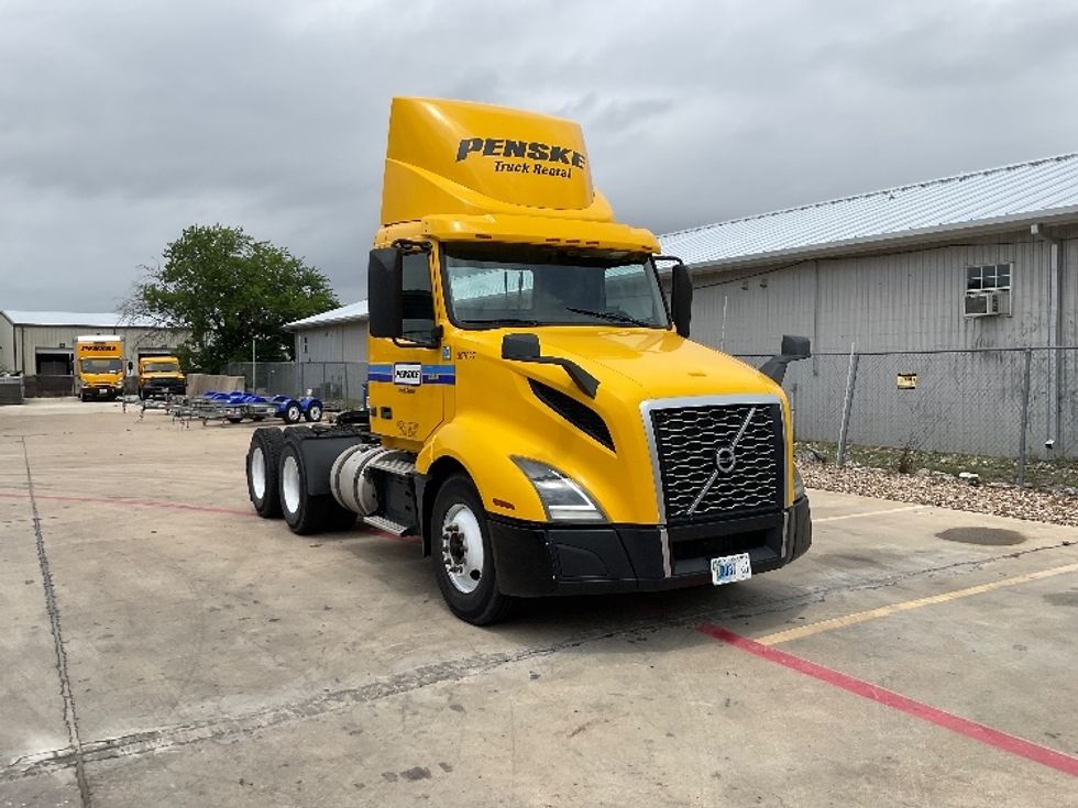 Day Cab Tractor-Heavy Duty Tractors-Volvo-2019-VNL64T300-Round Rock-TX-434,121\n\t\tmiles-$ 39,750 - Image 1