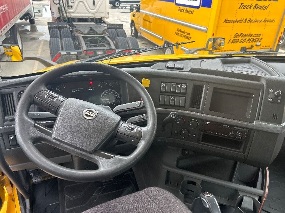 Day Cab Tractor-Heavy Duty Tractors-Volvo-2019-VNL64T300-Round Rock-TX-434,121\n\t\tmiles-$ 39,750 - Image 11
