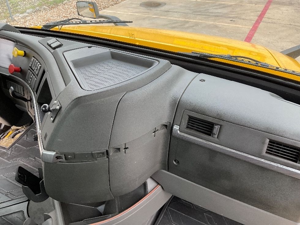 Day Cab Tractor-Heavy Duty Tractors-Volvo-2019-VNL64T300-Round Rock-TX-434,121\n\t\tmiles-$ 39,750 - Image 13