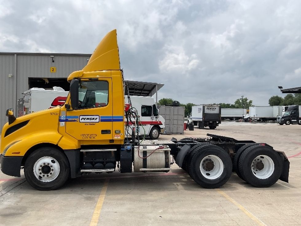 Day Cab Tractor-Heavy Duty Tractors-Volvo-2019-VNL64T300-Round Rock-TX-434,121\n\t\tmiles-$ 39,750 - Image 4