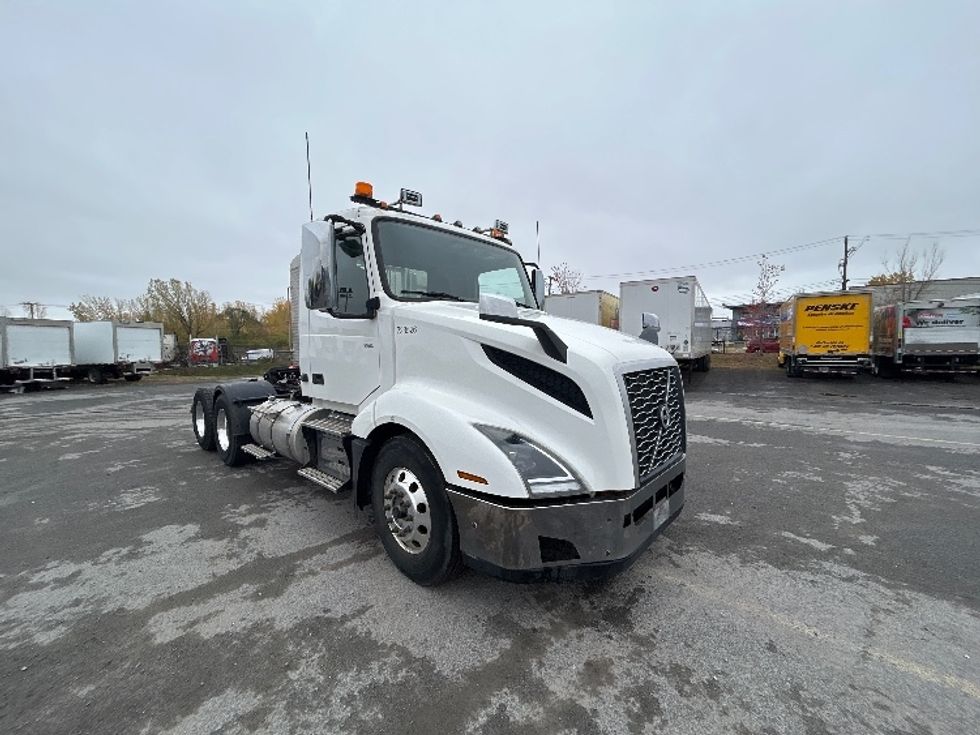 Day Cab Tractor-Heavy Duty Tractors-Volvo-2019-VNL64T300-Saint Laurent-PQ-323,054\n\t\tkm-$ 71,000 - Image 1