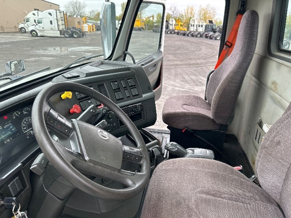 Day Cab Tractor-Heavy Duty Tractors-Volvo-2019-VNL64T300-Saint Laurent-PQ-323,054\n\t\tkm-$ 71,000 - Image 10