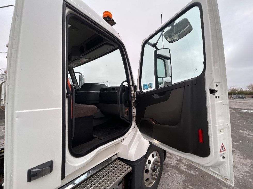 Day Cab Tractor-Heavy Duty Tractors-Volvo-2019-VNL64T300-Saint Laurent-PQ-323,054\n\t\tkm-$ 71,000 - Image 12