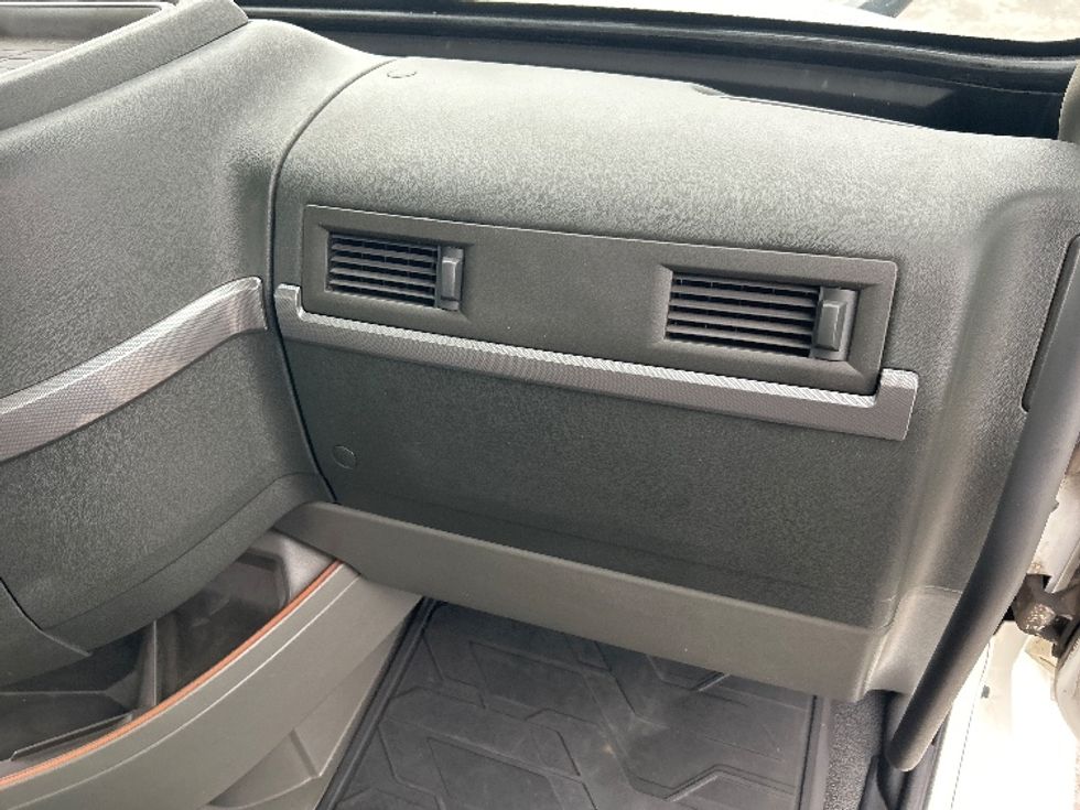 Day Cab Tractor-Heavy Duty Tractors-Volvo-2019-VNL64T300-Saint Laurent-PQ-323,054\n\t\tkm-$ 71,000 - Image 13