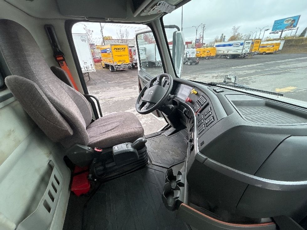 Day Cab Tractor-Heavy Duty Tractors-Volvo-2019-VNL64T300-Saint Laurent-PQ-323,054\n\t\tkm-$ 71,000 - Image 14