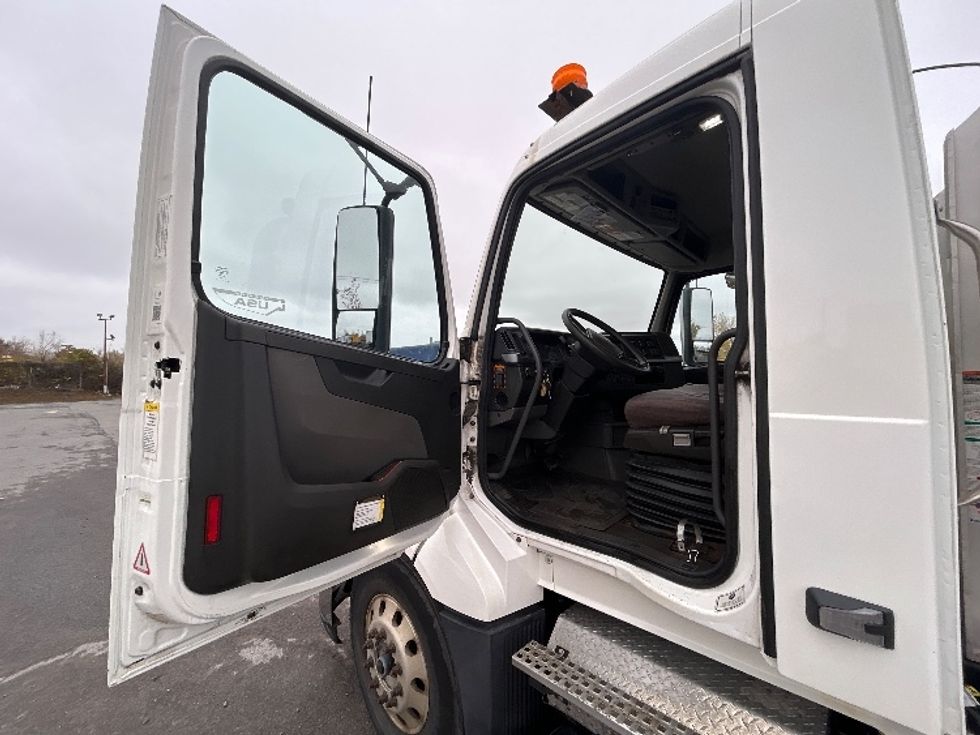 Day Cab Tractor-Heavy Duty Tractors-Volvo-2019-VNL64T300-Saint Laurent-PQ-323,054\n\t\tkm-$ 71,000 - Image 9
