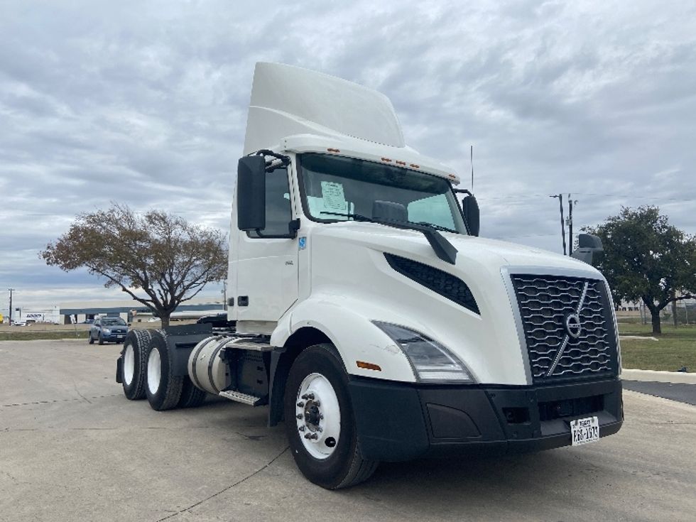 Day Cab Tractor-Heavy Duty Tractors-Volvo-2019-VNL64T300-San Antonio-TX-298,878\n\t\tmiles-$ 48,750 - Image 1