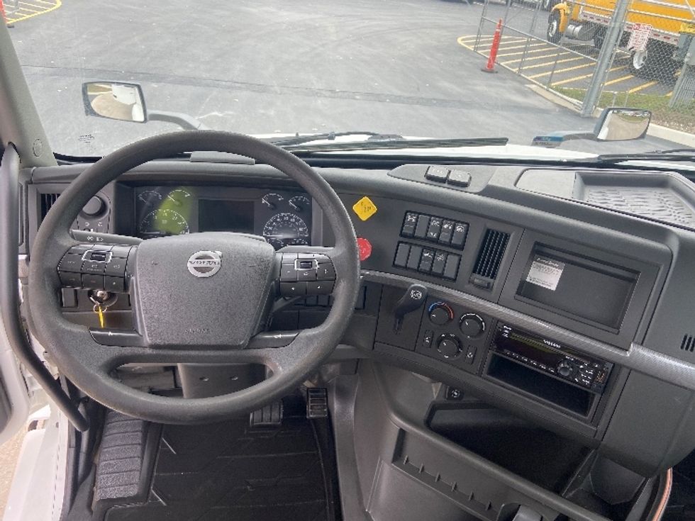 Day Cab Tractor-Heavy Duty Tractors-Volvo-2019-VNL64T300-San Antonio-TX-298,878\n\t\tmiles-$ 48,750 - Image 11