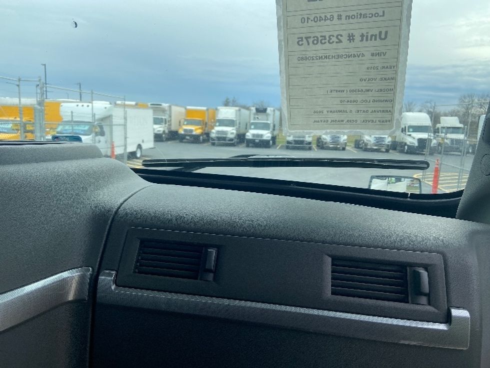 Day Cab Tractor-Heavy Duty Tractors-Volvo-2019-VNL64T300-San Antonio-TX-298,878\n\t\tmiles-$ 48,750 - Image 13