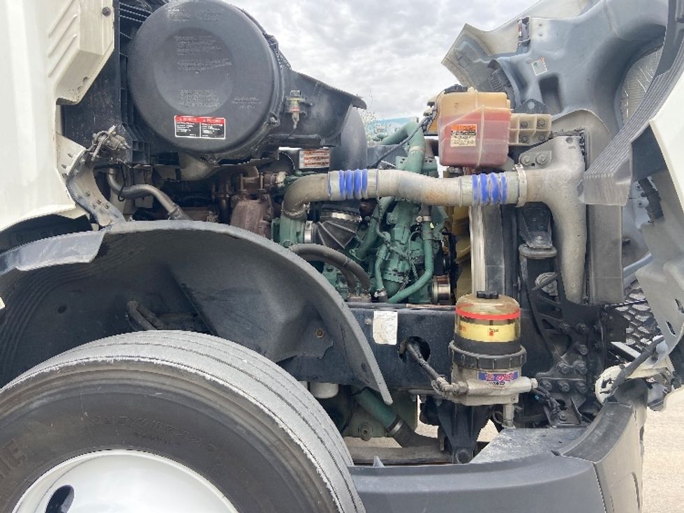 Day Cab Tractor-Heavy Duty Tractors-Volvo-2019-VNL64T300-San Antonio-TX-298,878\n\t\tmiles-$ 48,750 - Image 15