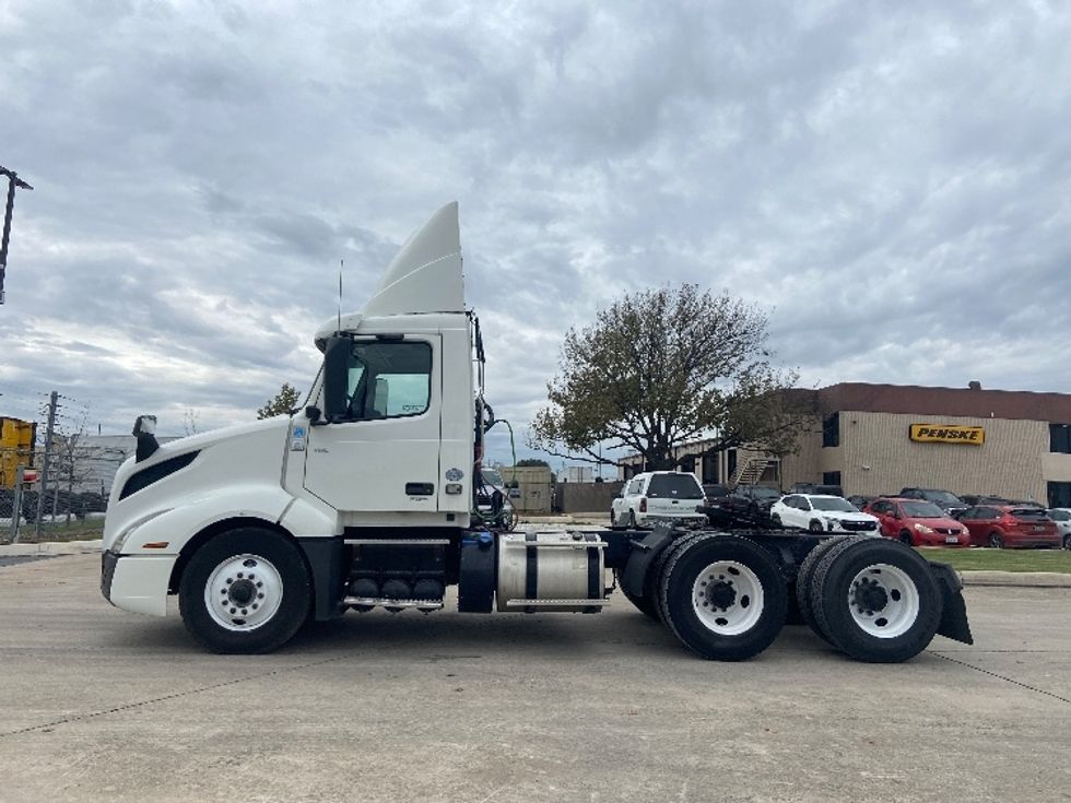 Day Cab Tractor-Heavy Duty Tractors-Volvo-2019-VNL64T300-San Antonio-TX-298,878\n\t\tmiles-$ 48,750 - Image 4