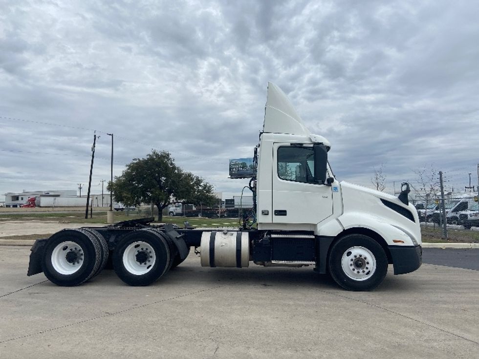 Day Cab Tractor-Heavy Duty Tractors-Volvo-2019-VNL64T300-San Antonio-TX-298,878\n\t\tmiles-$ 48,750 - Image 8