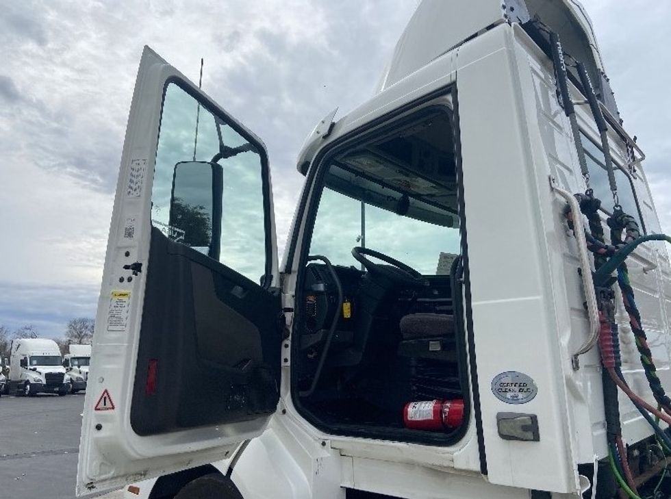 Day Cab Tractor-Heavy Duty Tractors-Volvo-2019-VNL64T300-San Antonio-TX-298,878\n\t\tmiles-$ 48,750 - Image 9