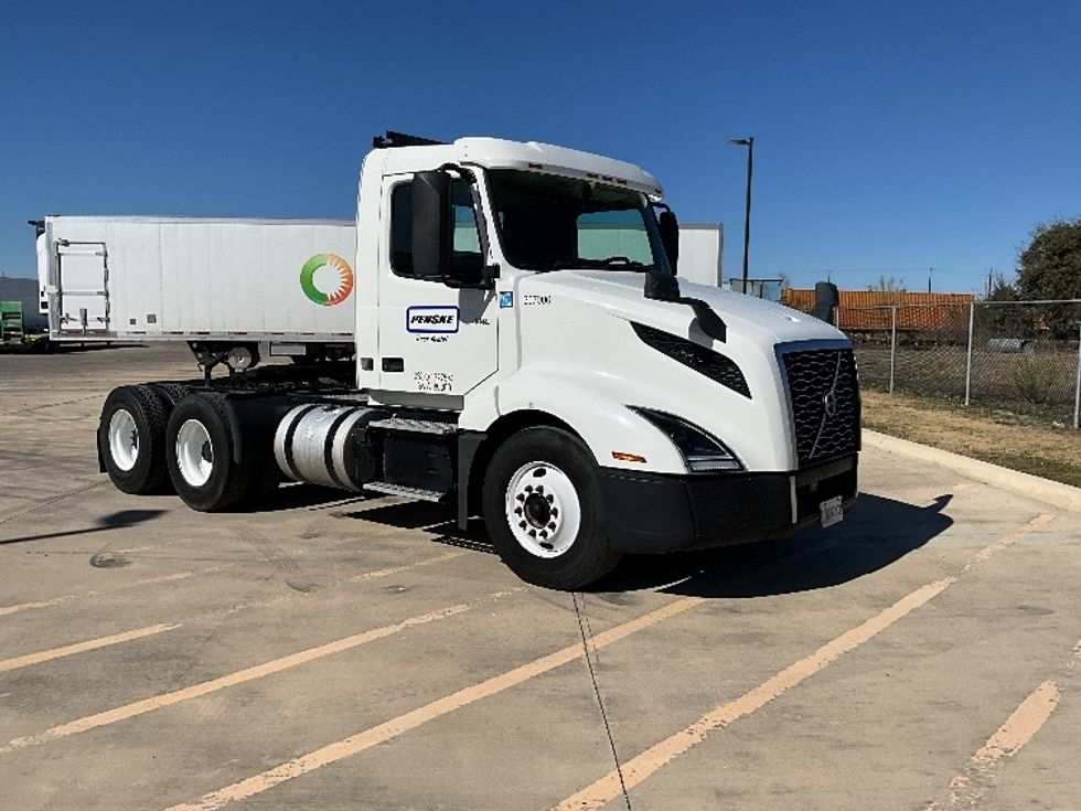 Day Cab Tractor-Heavy Duty Tractors-Volvo-2019-VNL64T300-San Antonio-TX-322,092\n\t\tmiles-$ 53,500 - Image 1