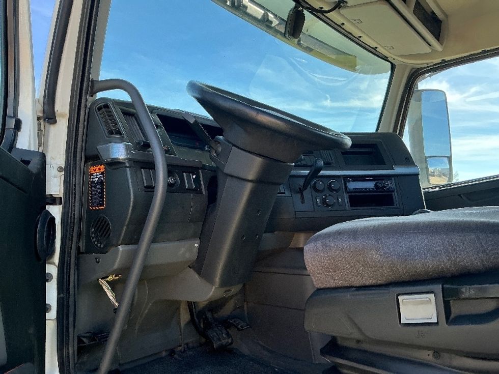 Day Cab Tractor-Heavy Duty Tractors-Volvo-2019-VNL64T300-San Antonio-TX-322,092\n\t\tmiles-$ 53,500 - Image 10