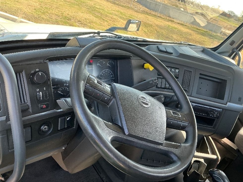 Day Cab Tractor-Heavy Duty Tractors-Volvo-2019-VNL64T300-San Antonio-TX-322,092\n\t\tmiles-$ 53,500 - Image 11
