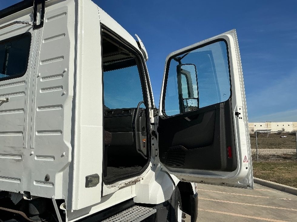 Day Cab Tractor-Heavy Duty Tractors-Volvo-2019-VNL64T300-San Antonio-TX-322,092\n\t\tmiles-$ 53,500 - Image 12