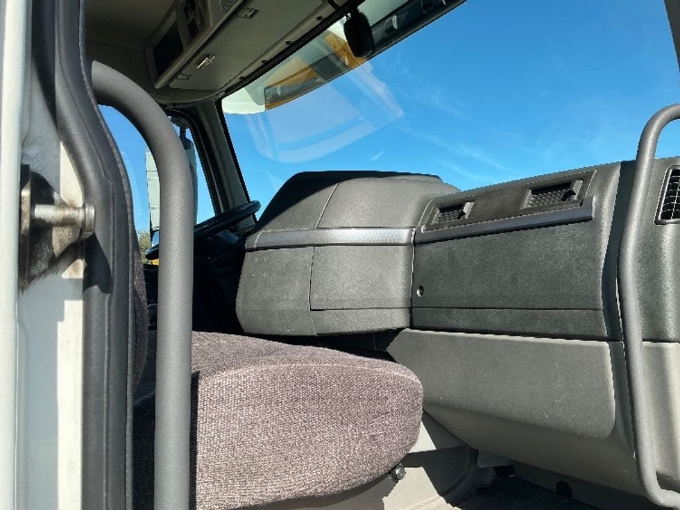 Day Cab Tractor-Heavy Duty Tractors-Volvo-2019-VNL64T300-San Antonio-TX-322,092\n\t\tmiles-$ 53,500 - Image 13