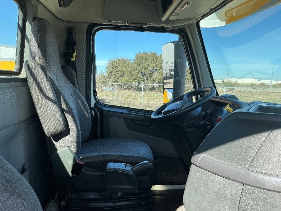 Day Cab Tractor-Heavy Duty Tractors-Volvo-2019-VNL64T300-San Antonio-TX-322,092\n\t\tmiles-$ 53,500 - Image 14