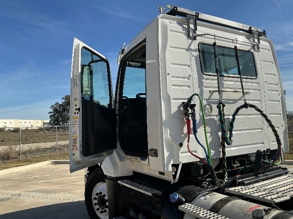 Day Cab Tractor-Heavy Duty Tractors-Volvo-2019-VNL64T300-San Antonio-TX-322,092\n\t\tmiles-$ 53,500 - Image 9