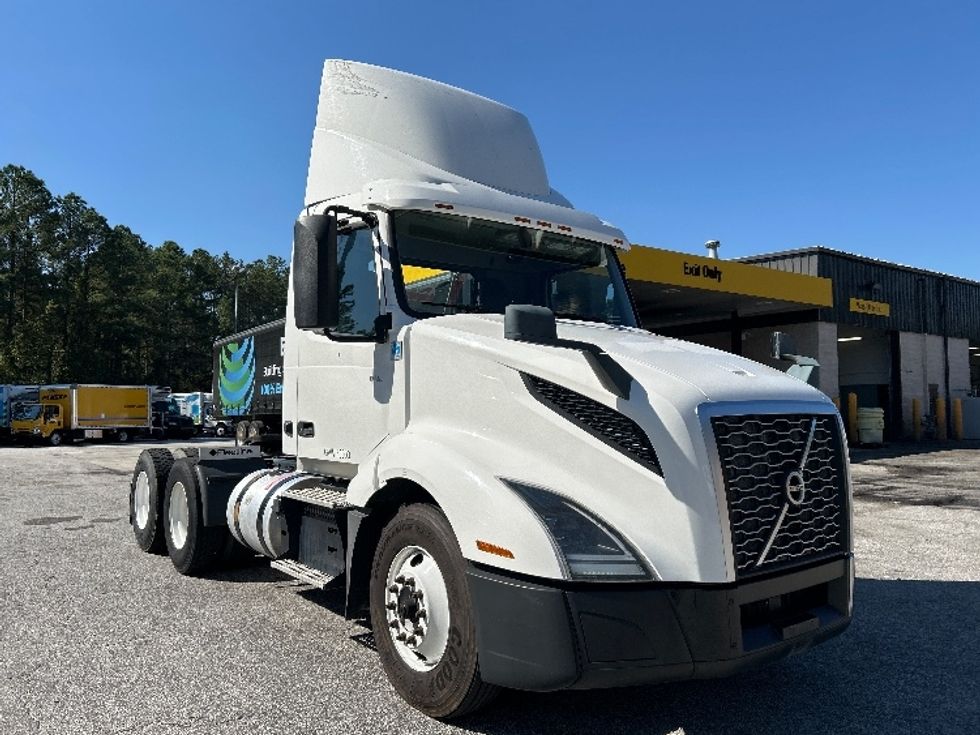 Day Cab Tractor-Heavy Duty Tractors-Volvo-2019-VNL64T300-Spartanburg-SC-479,748\n\t\tmiles-$ 38,250 - Image 1