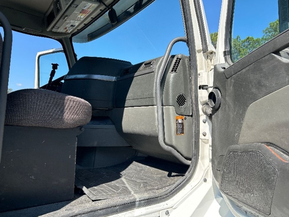 Day Cab Tractor-Heavy Duty Tractors-Volvo-2019-VNL64T300-Spartanburg-SC-479,748\n\t\tmiles-$ 38,250 - Image 12