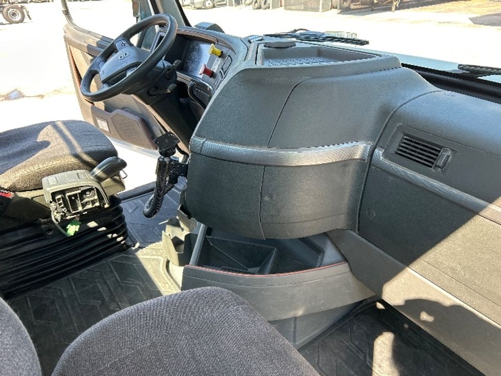 Day Cab Tractor-Heavy Duty Tractors-Volvo-2019-VNL64T300-Spartanburg-SC-479,748\n\t\tmiles-$ 38,250 - Image 14