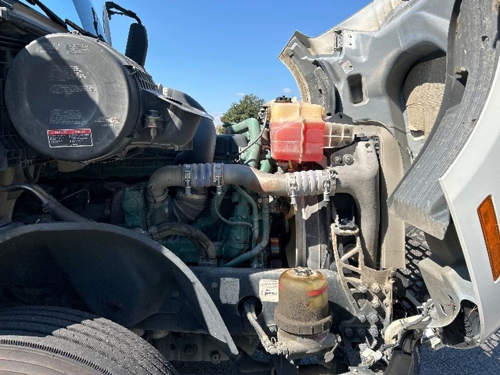 Day Cab Tractor-Heavy Duty Tractors-Volvo-2019-VNL64T300-Spartanburg-SC-479,748\n\t\tmiles-$ 38,250 - Image 15