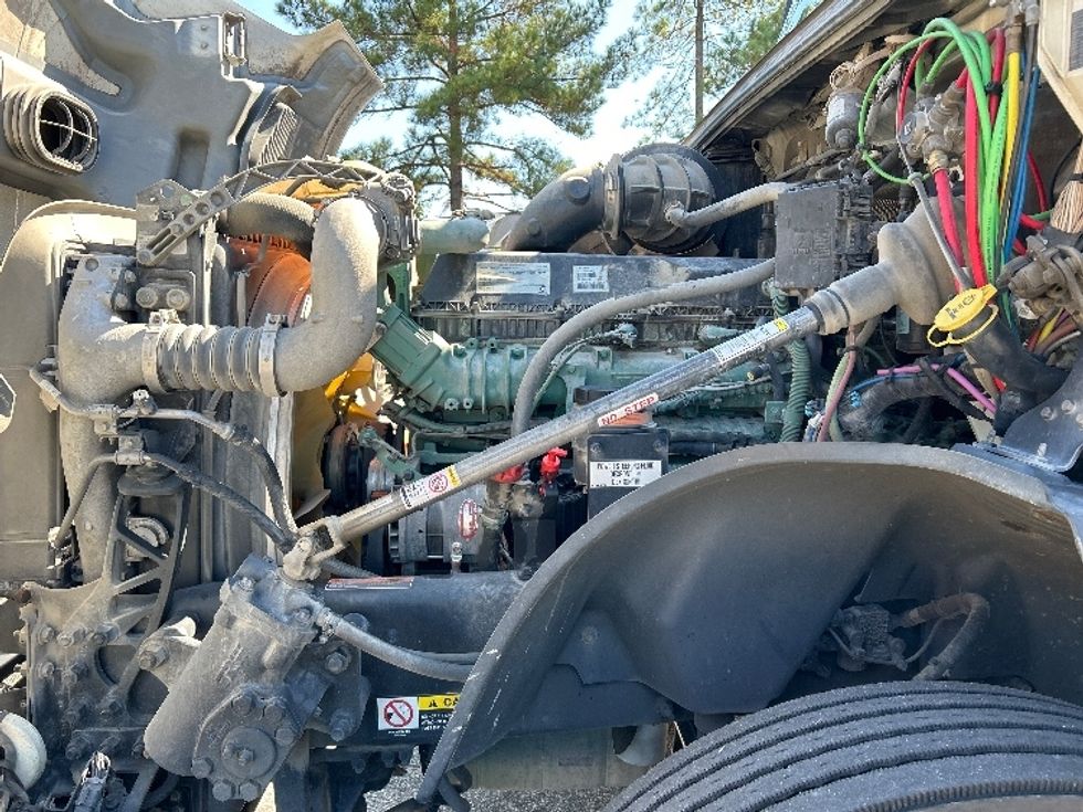 Day Cab Tractor-Heavy Duty Tractors-Volvo-2019-VNL64T300-Spartanburg-SC-479,748\n\t\tmiles-$ 38,250 - Image 16