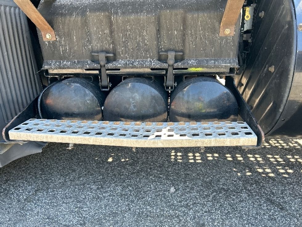 Day Cab Tractor-Heavy Duty Tractors-Volvo-2019-VNL64T300-Spartanburg-SC-479,748\n\t\tmiles-$ 38,250 - Image 17