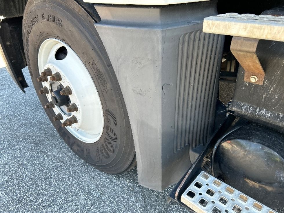 Day Cab Tractor-Heavy Duty Tractors-Volvo-2019-VNL64T300-Spartanburg-SC-479,748\n\t\tmiles-$ 38,250 - Image 18