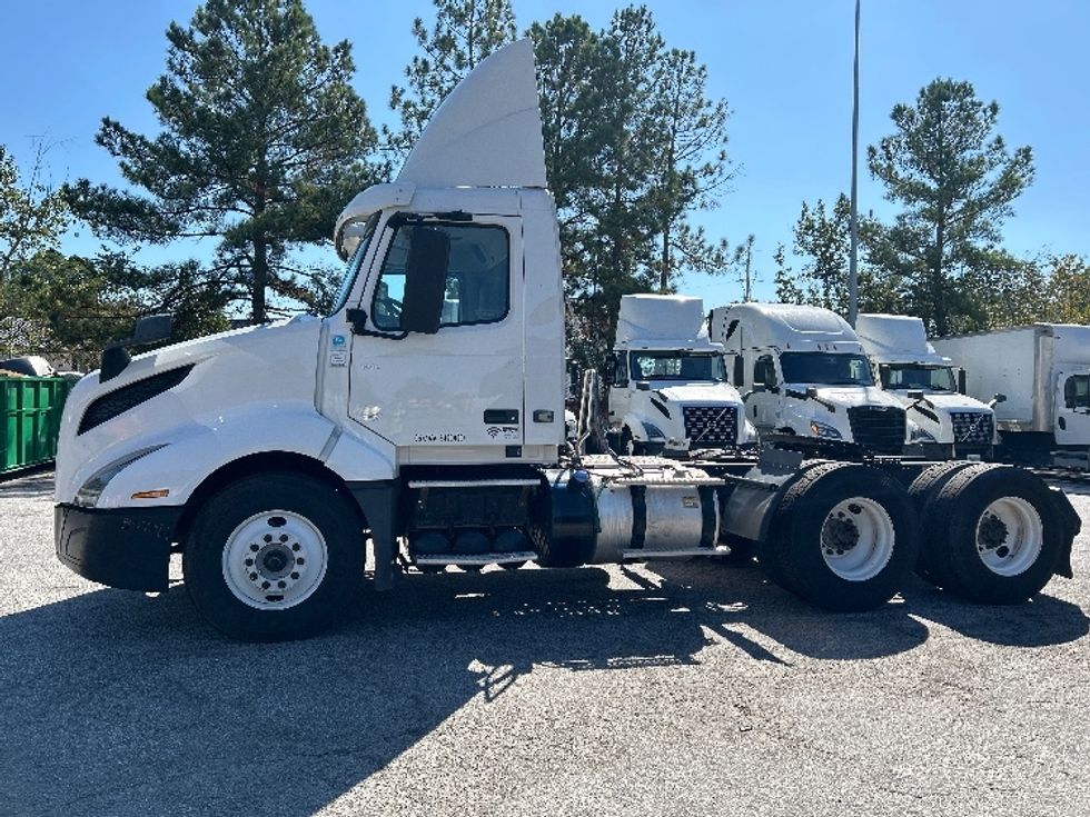Day Cab Tractor-Heavy Duty Tractors-Volvo-2019-VNL64T300-Spartanburg-SC-479,748\n\t\tmiles-$ 38,250 - Image 4