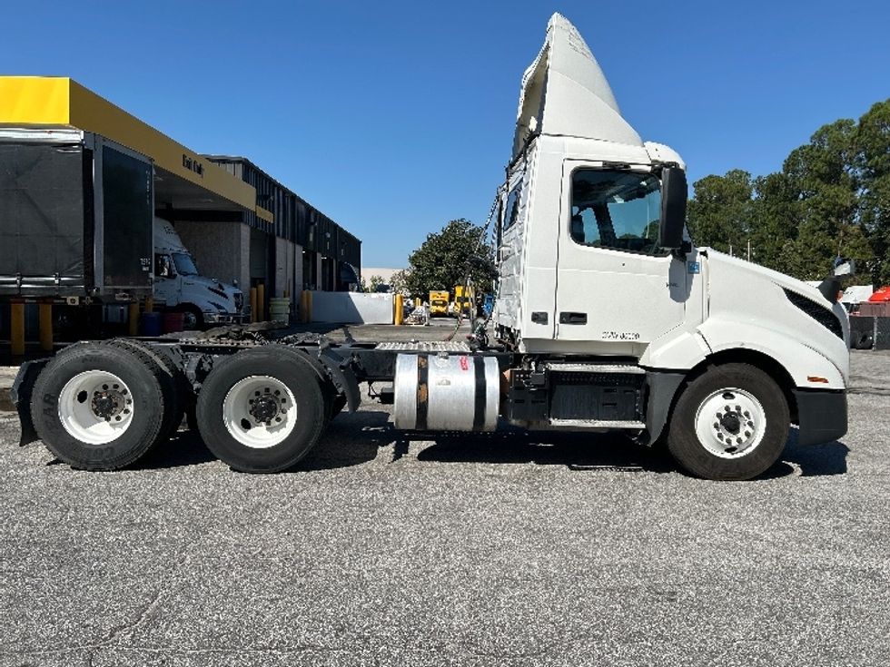 Day Cab Tractor-Heavy Duty Tractors-Volvo-2019-VNL64T300-Spartanburg-SC-479,748\n\t\tmiles-$ 38,250 - Image 8