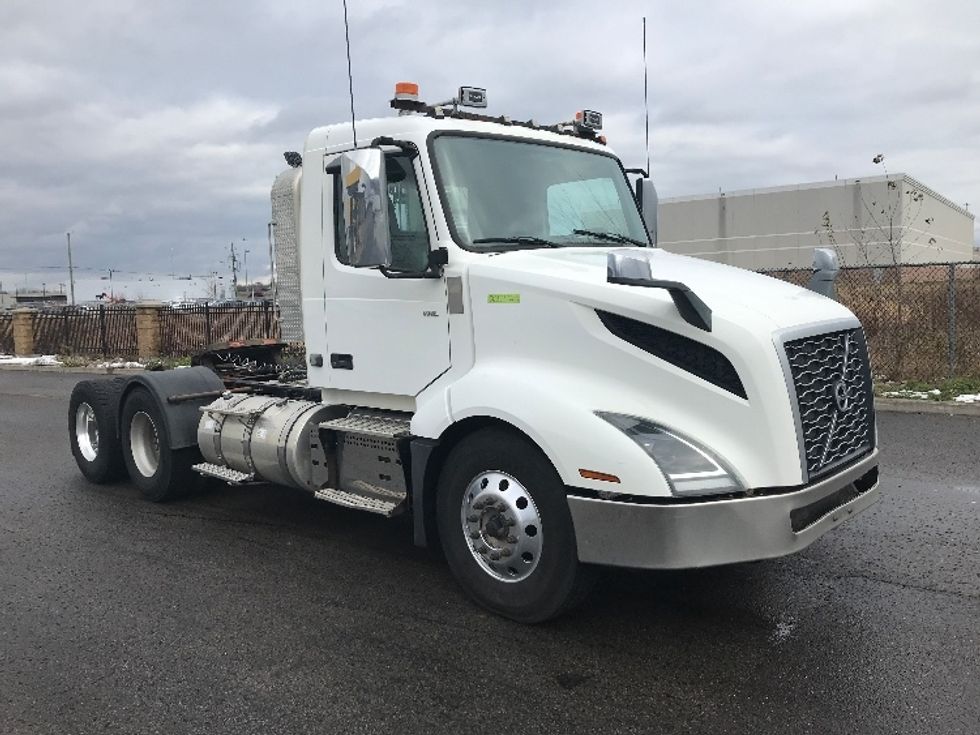 Day Cab Tractor-Heavy Duty Tractors-Volvo-2019-VNL64T300-Ste-Foy-PQ-399,668\n\t\tkm-$ 67,250 - Image 1
