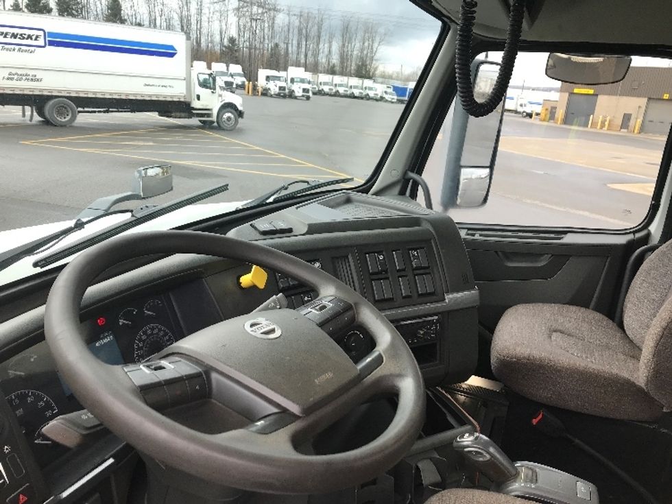 Day Cab Tractor-Heavy Duty Tractors-Volvo-2019-VNL64T300-Ste-Foy-PQ-399,668\n\t\tkm-$ 67,250 - Image 10