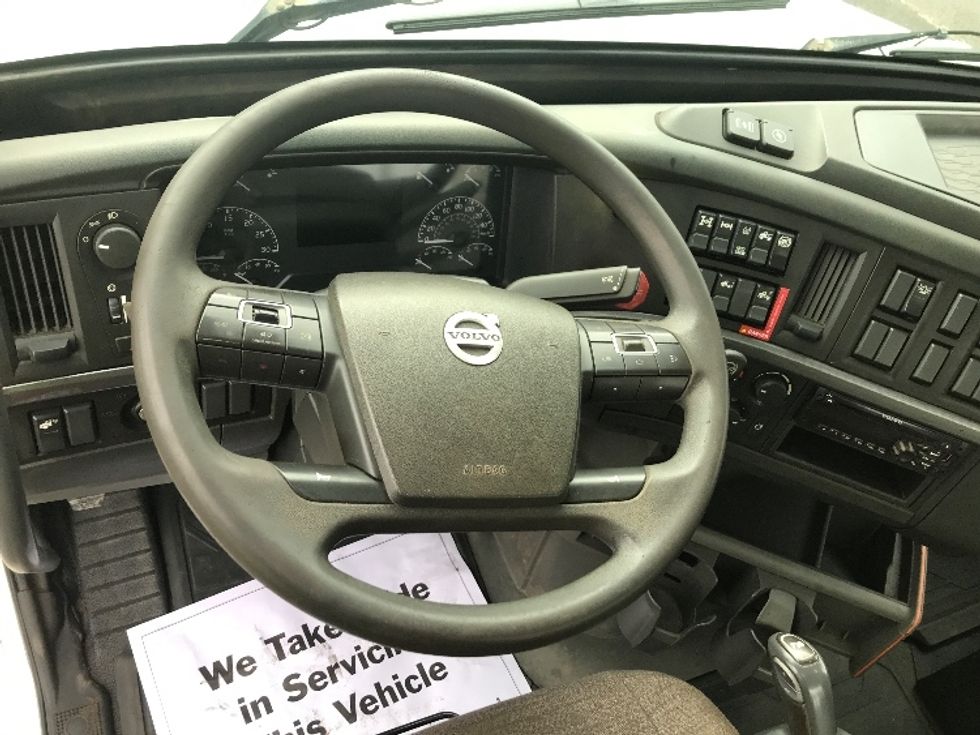 Day Cab Tractor-Heavy Duty Tractors-Volvo-2019-VNL64T300-Ste-Foy-PQ-399,668\n\t\tkm-$ 67,250 - Image 11